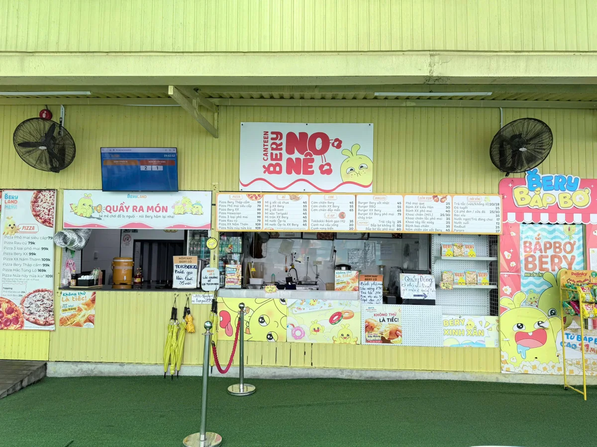 Canteen Bery Măm Măm với đồ ăn và nước uống