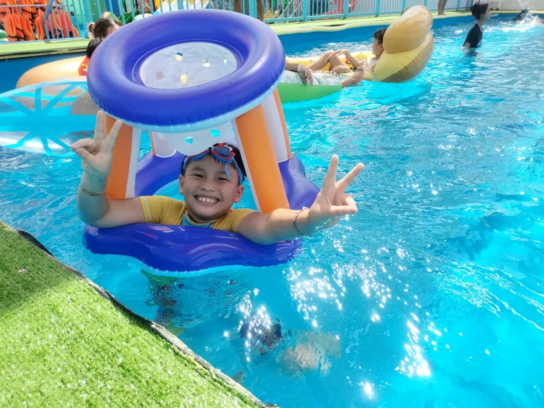 Bé cười vui khi chơi với phao trong hồ nước Beryland