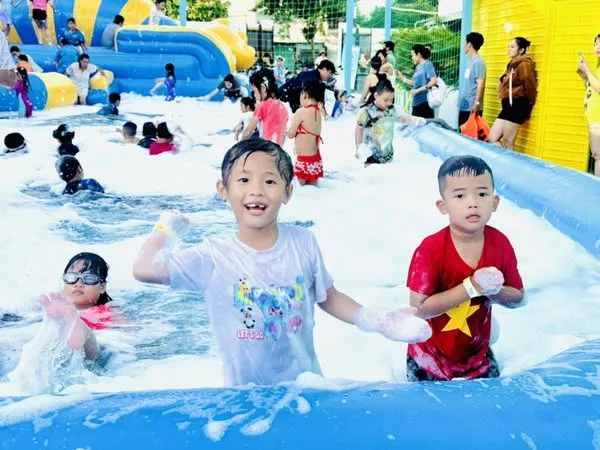 Hai bé vui chơi trong tiệc xà bông Beryland
