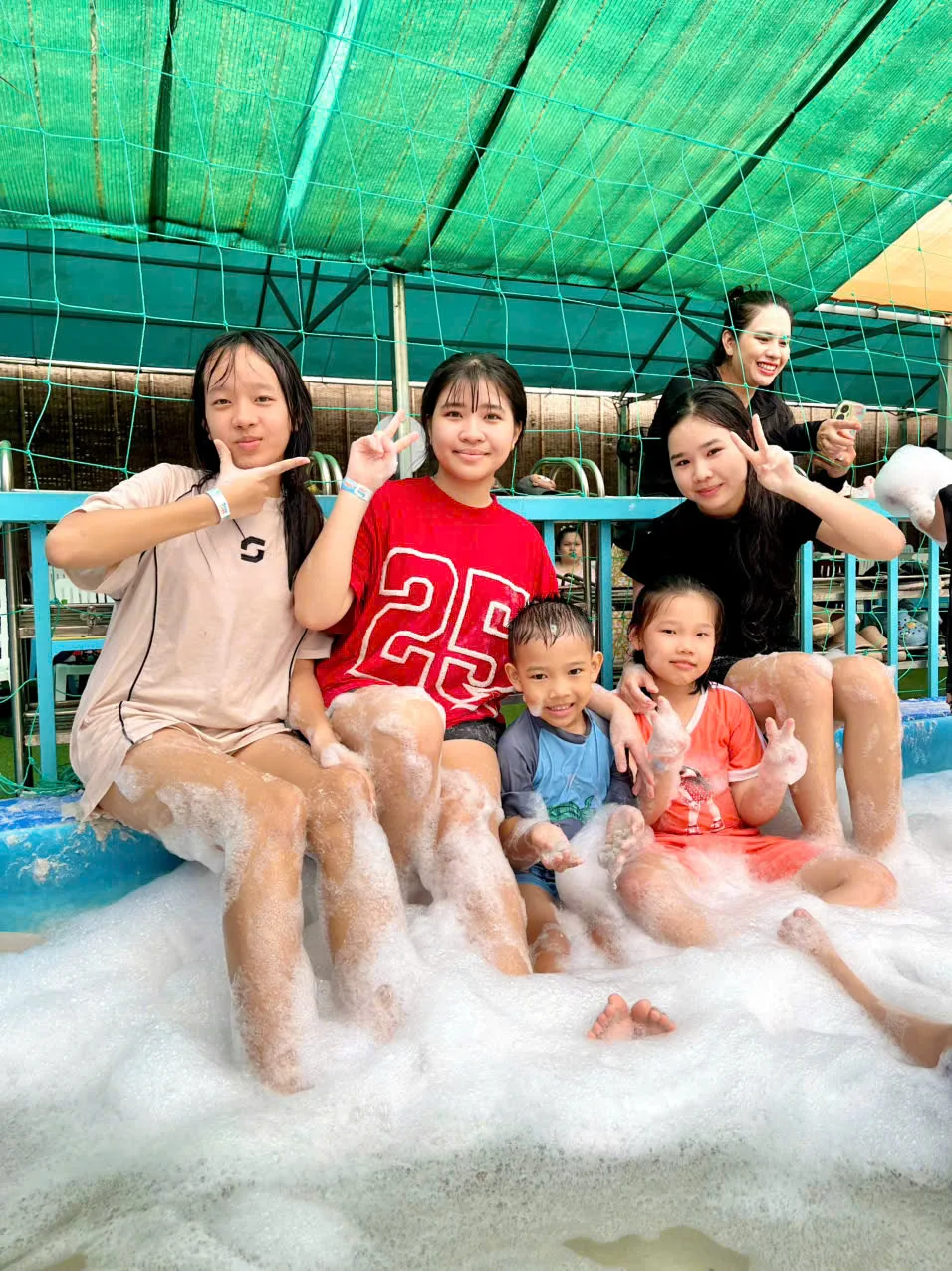 Gia đình và các bé chụp ảnh cùng nhau trong tiệc xà bông Beryland