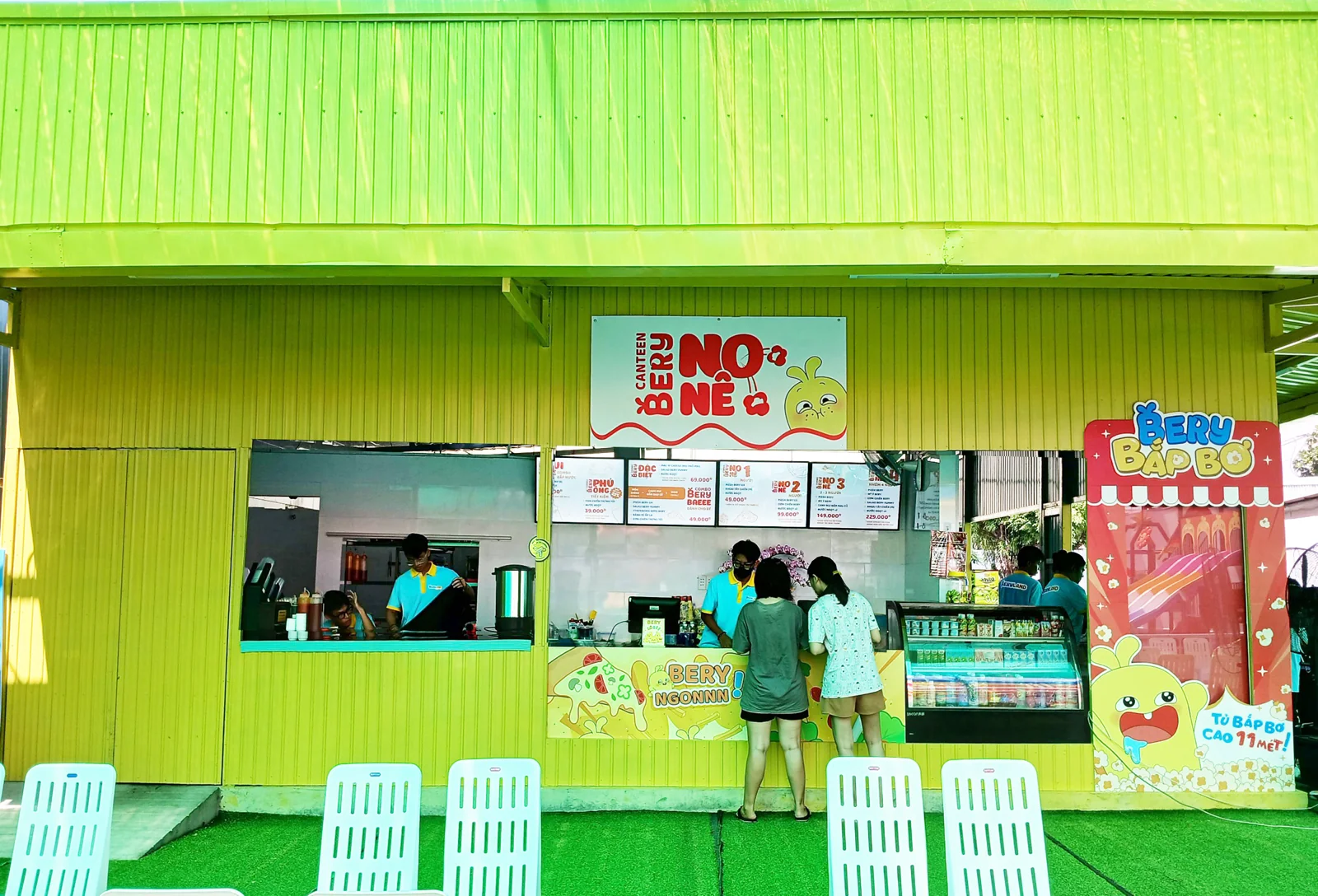 Canteen Bery No Nê với đồ ăn và nước uống