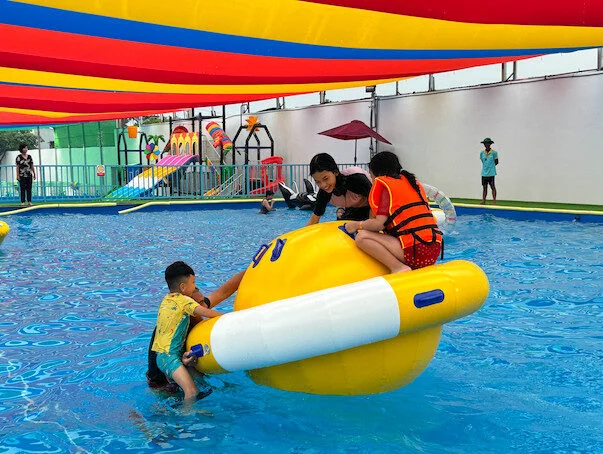 Ba mẹ và bé cùng vui chơi trong hồ Beryland