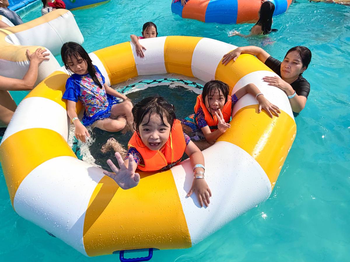 Cả nhà cùng chơi trong tiệc xà bông tại Beryland