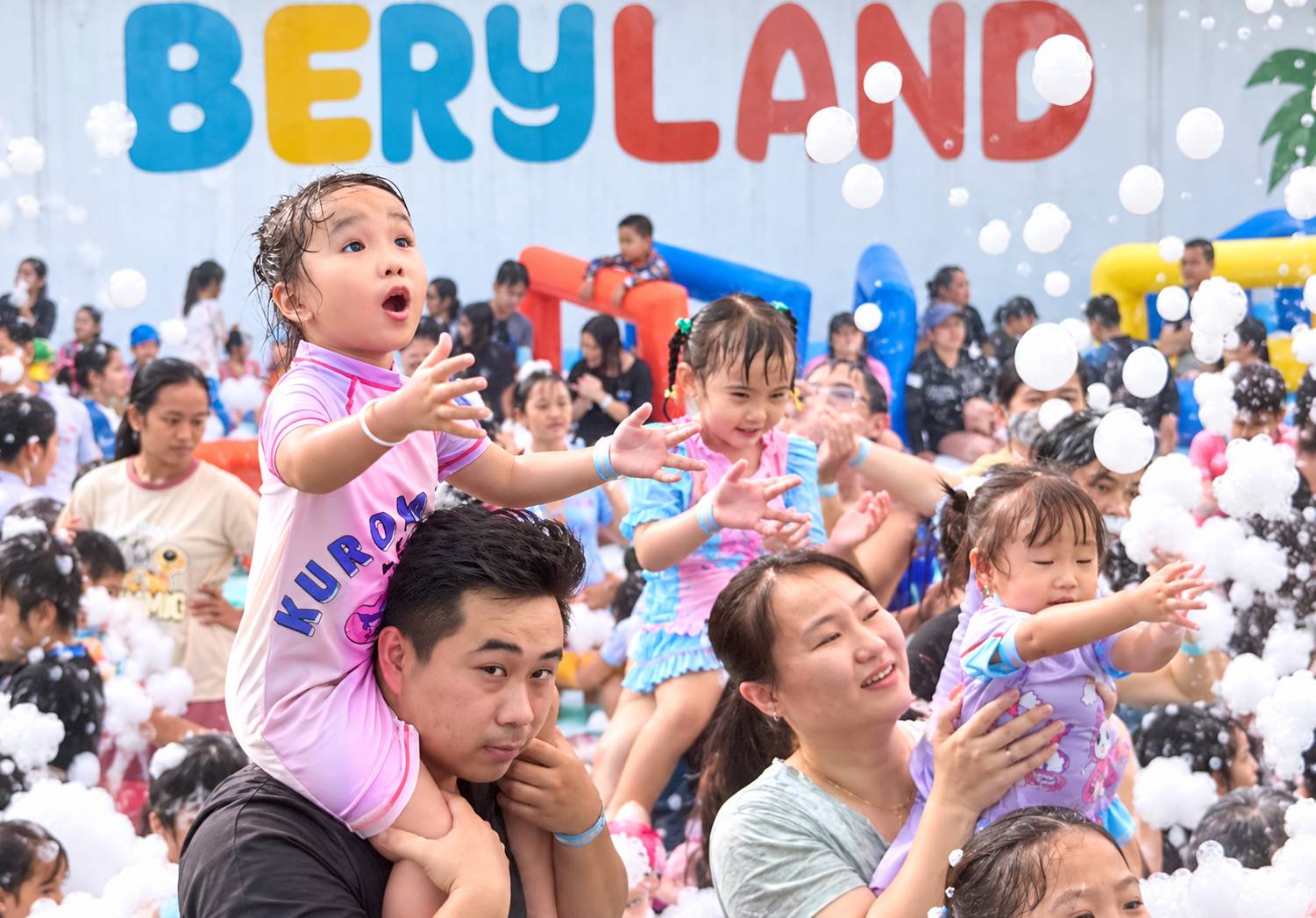 Ba mẹ và bé cùng vui chơi trong hồ Beryland