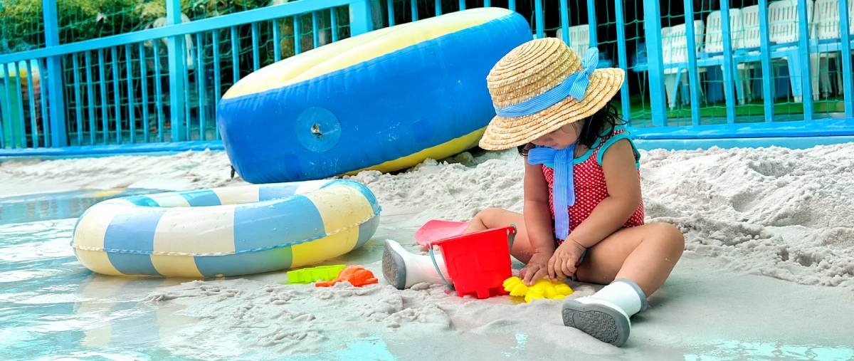 Bé nhỏ xíu lần đầu "đi biển"