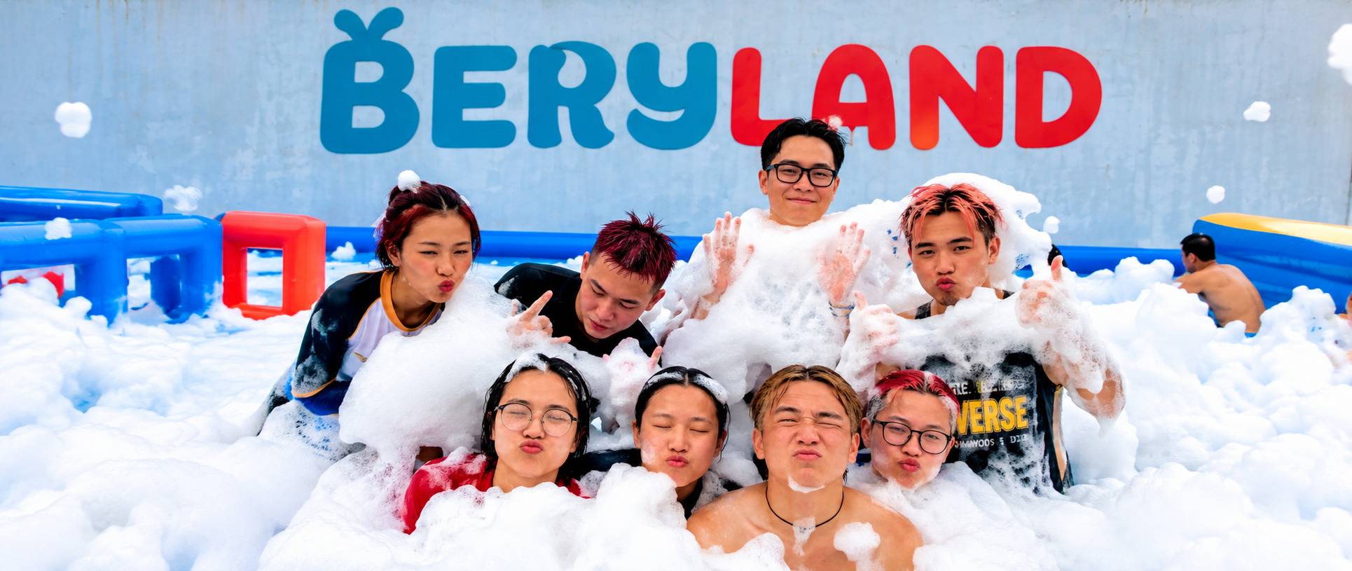 Hai bé mặc áo phao ngồi trên phao trượt liên hoàn Beryland