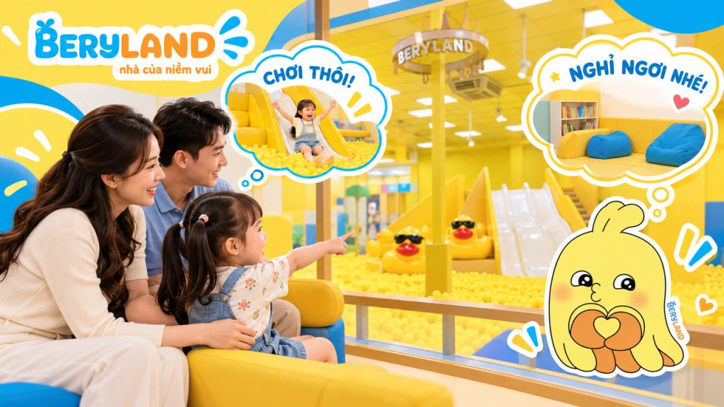 Gia đình đưa bé quan sát khu vui chơi từ góc yên tĩnh, bé được chọn nghỉ hay chơi.
