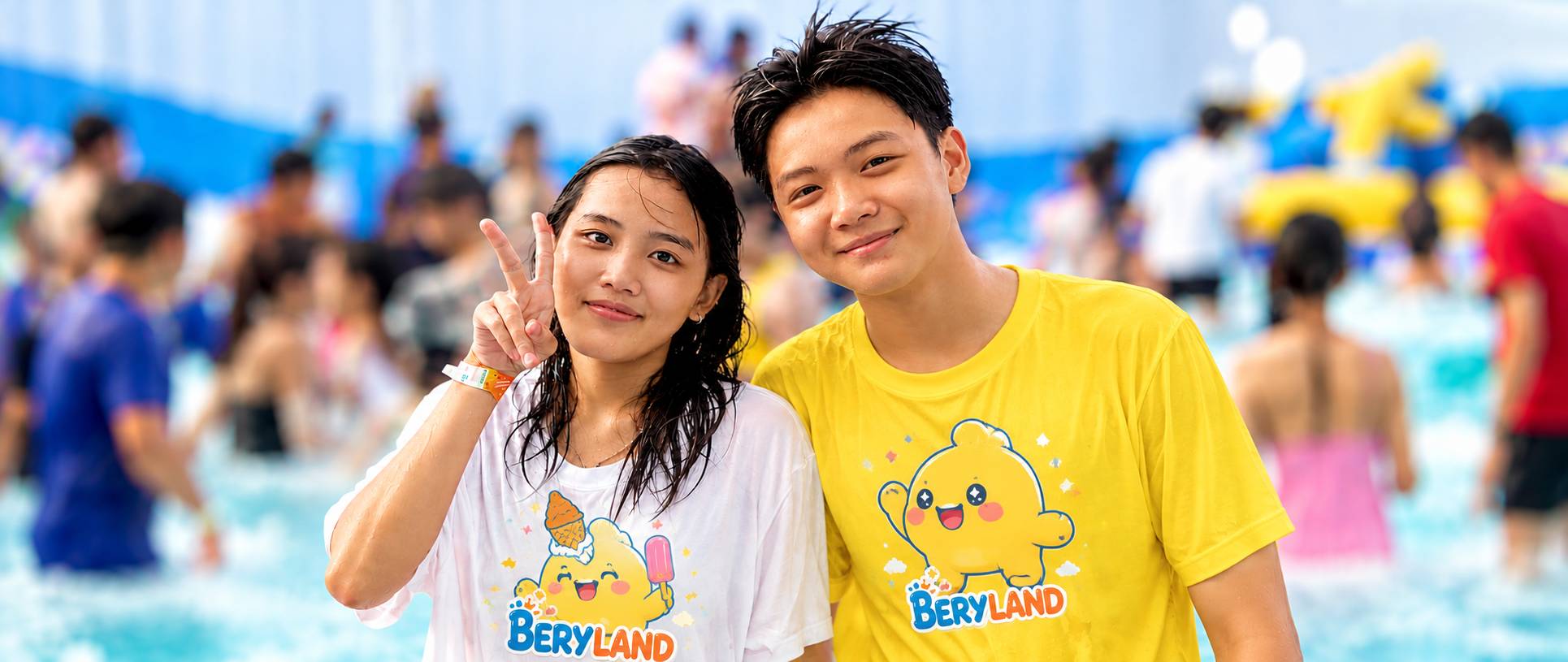 Hai bé vui chơi trong tiệc xà bông Beryland