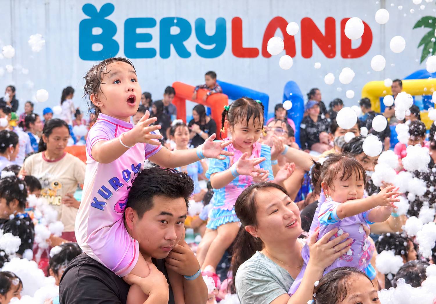 Ba mẹ và bé cùng vui chơi trong hồ Beryland