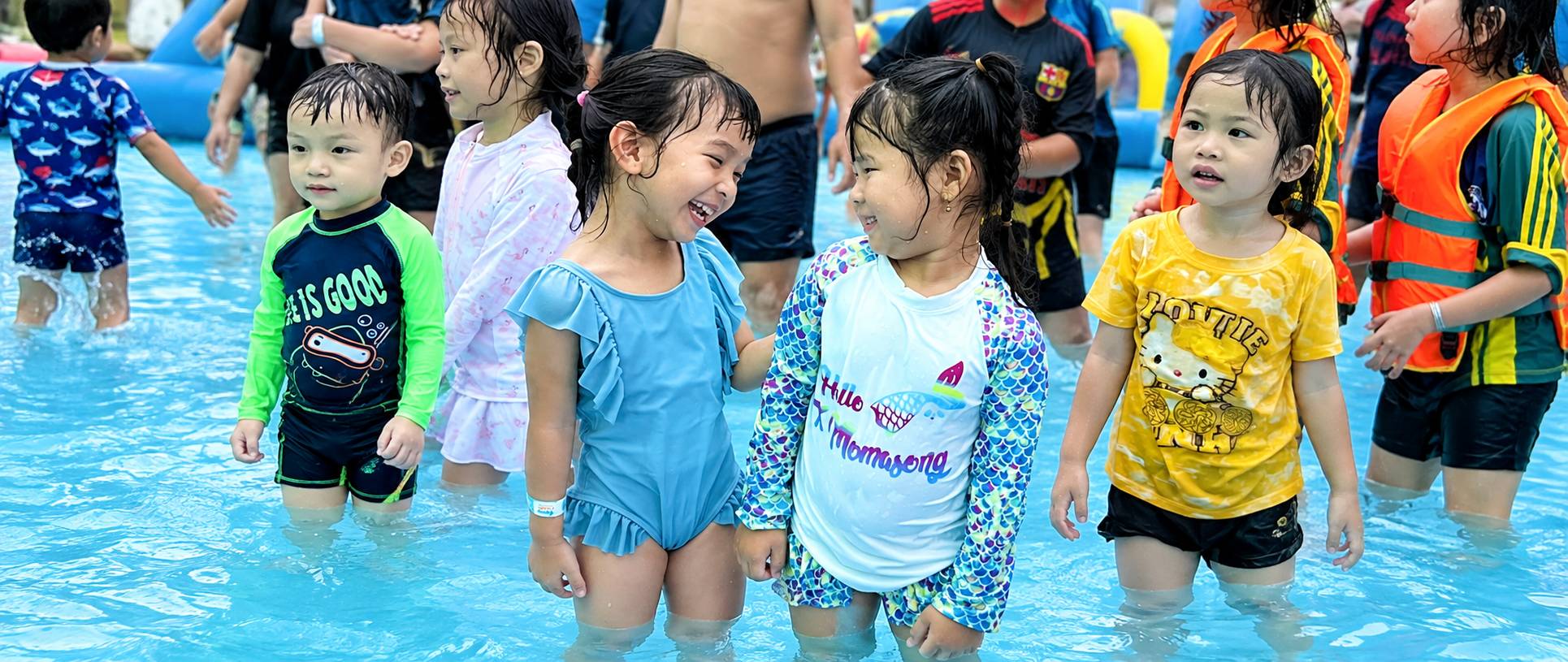 Hai bé vui chơi trong tiệc xà bông Beryland