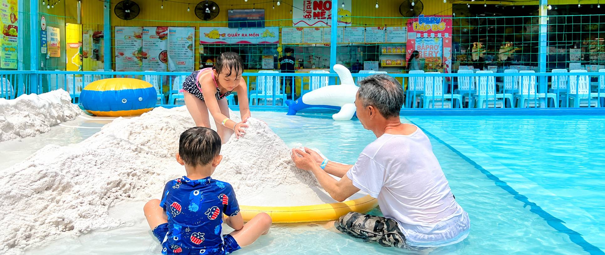Bé cười vui khi chơi với phao trong hồ nước Beryland