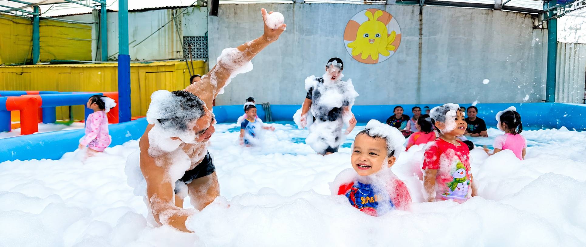 Các bạn nhỏ mỉm cười bên lâu đài cát ở Beryland